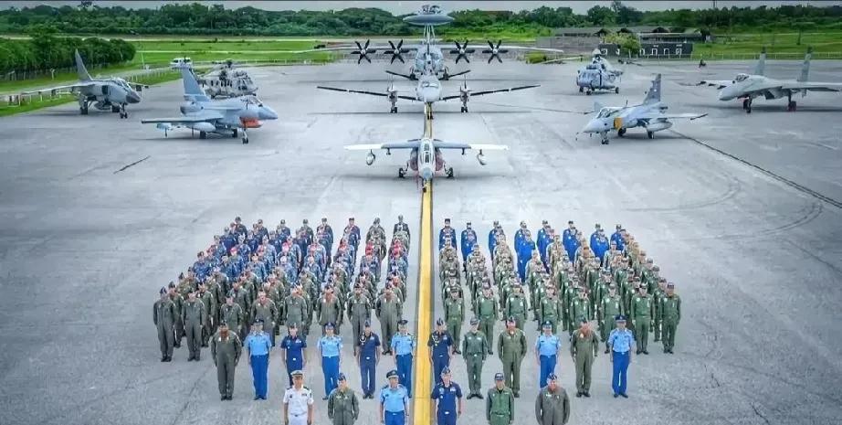 近日泰国空军出动进口的鹰狮战斗机与中国人民解放军歼10战斗力与空警500预警机进