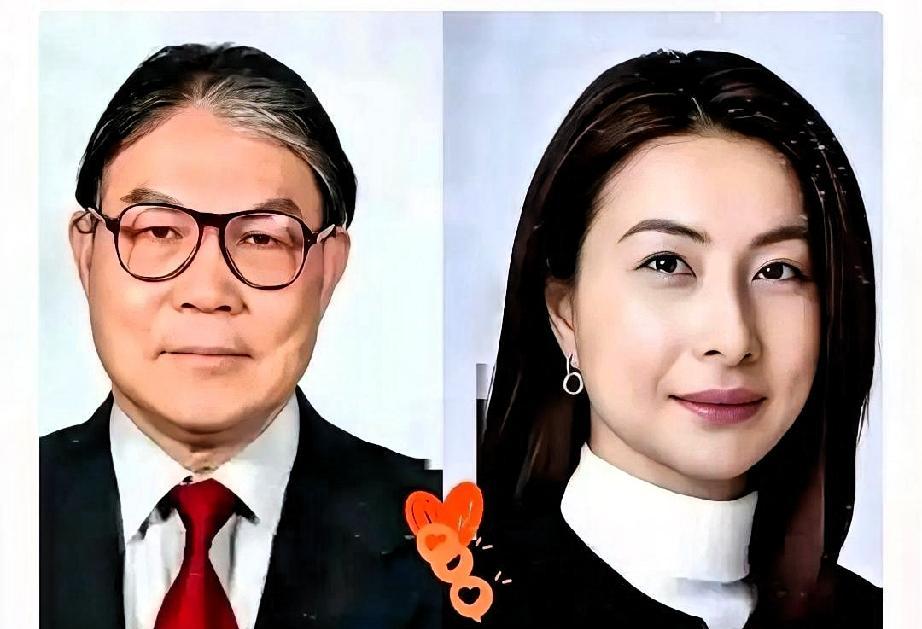 霍震霆寿宴上，郭晶晶送的不是金器，是三副刻着“四世同堂”的青花瓷碗筷。这份礼物