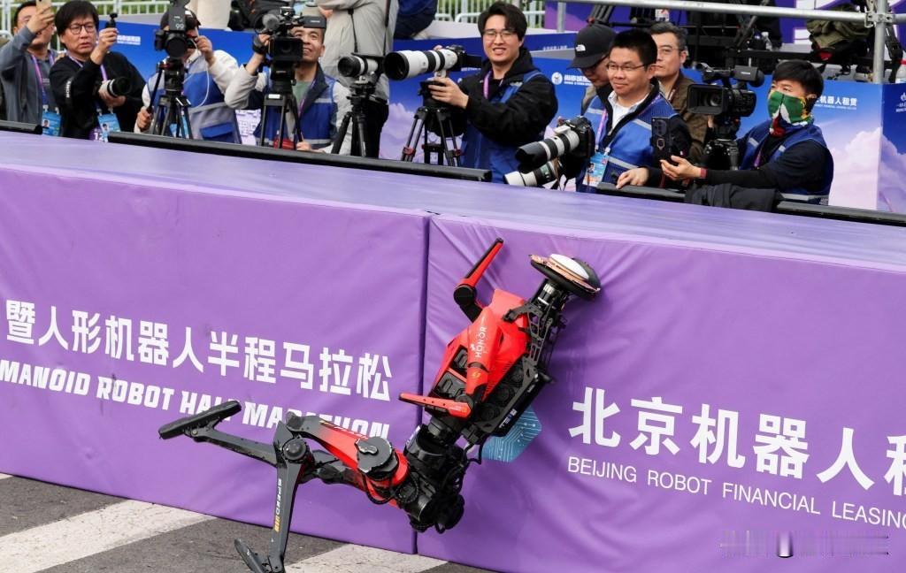 半马赛道上机器人跑赢了人类，我们还在喊“快看”，它却已经喘着气冲线了。4月12