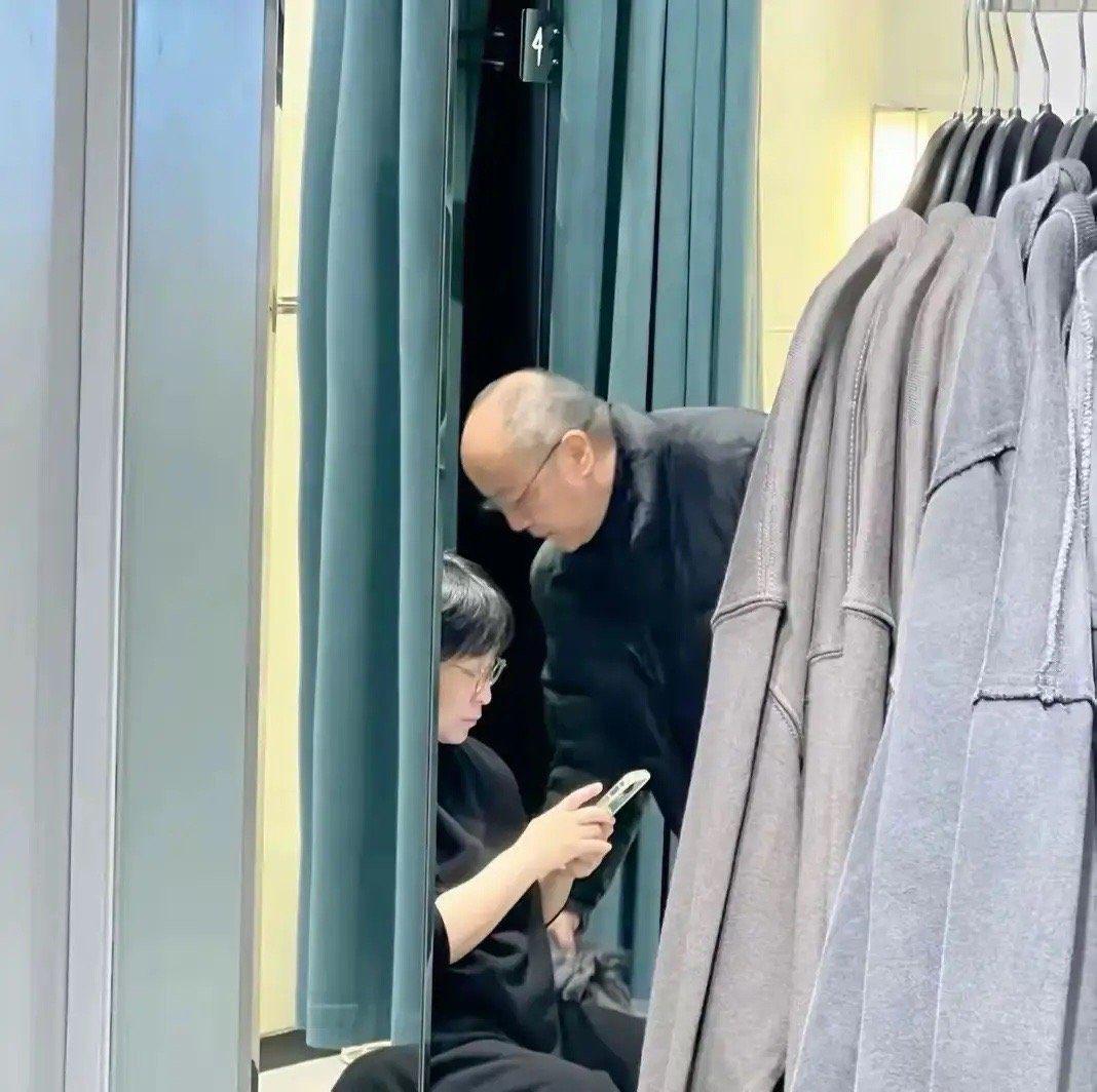 王菲前夫窦唯隐居海边七年，前妻住上亿豪宅，他骑电动车买9元一碗面天后王菲坐拥北