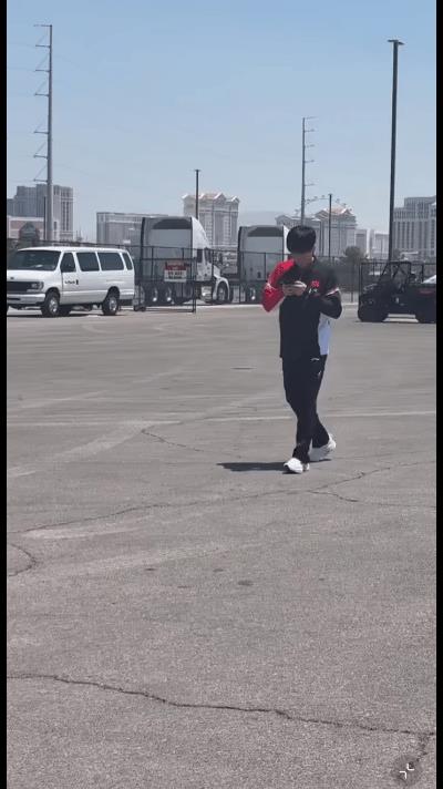 王楚钦被美教练“提溜”进厕所~头哥来美国大满贯可算栽人家手里了哈哈哈！上次成
