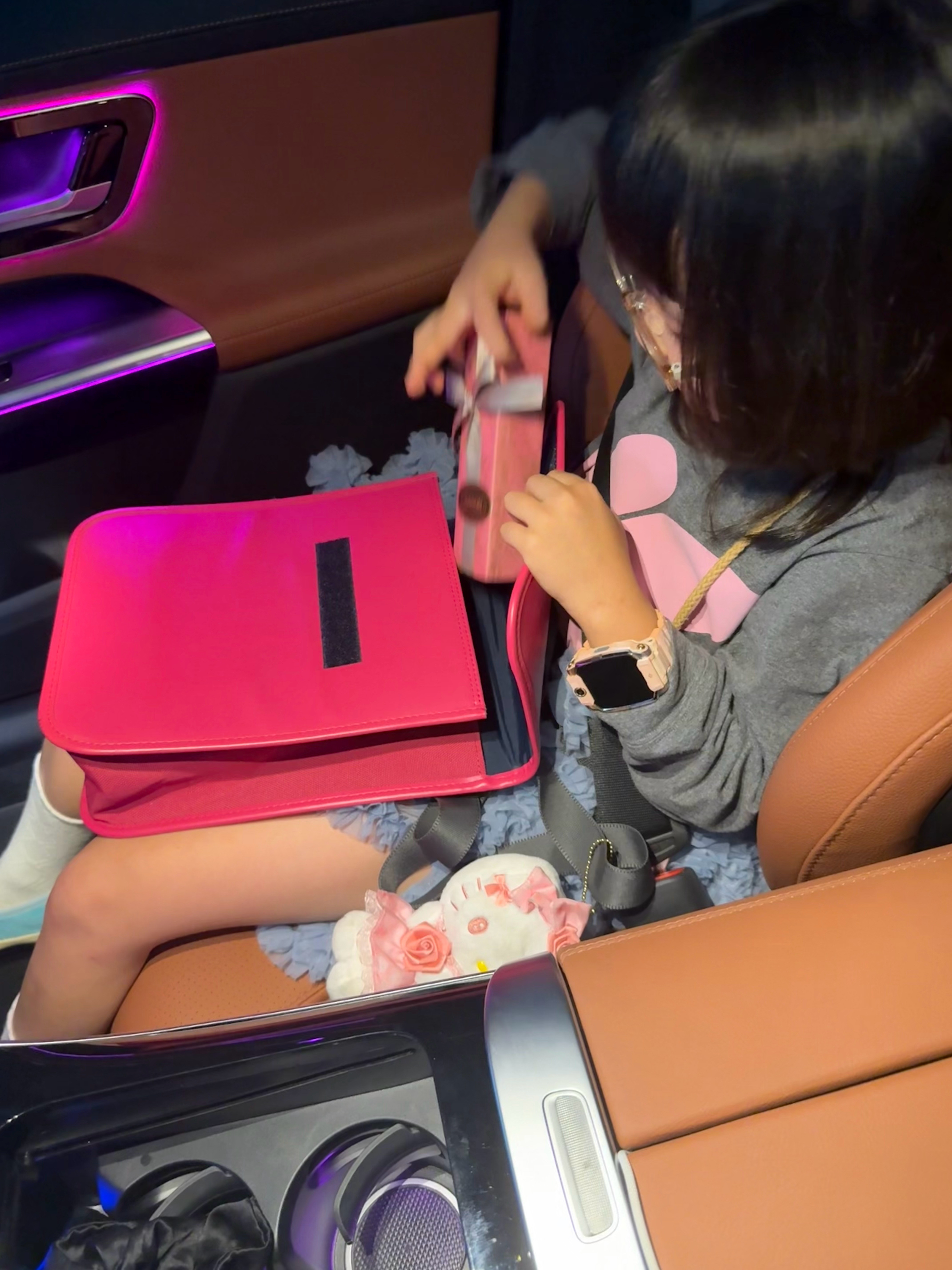 还是女儿好吧～粉色小包打开还有给姨妈准备的礼物🎁​​​