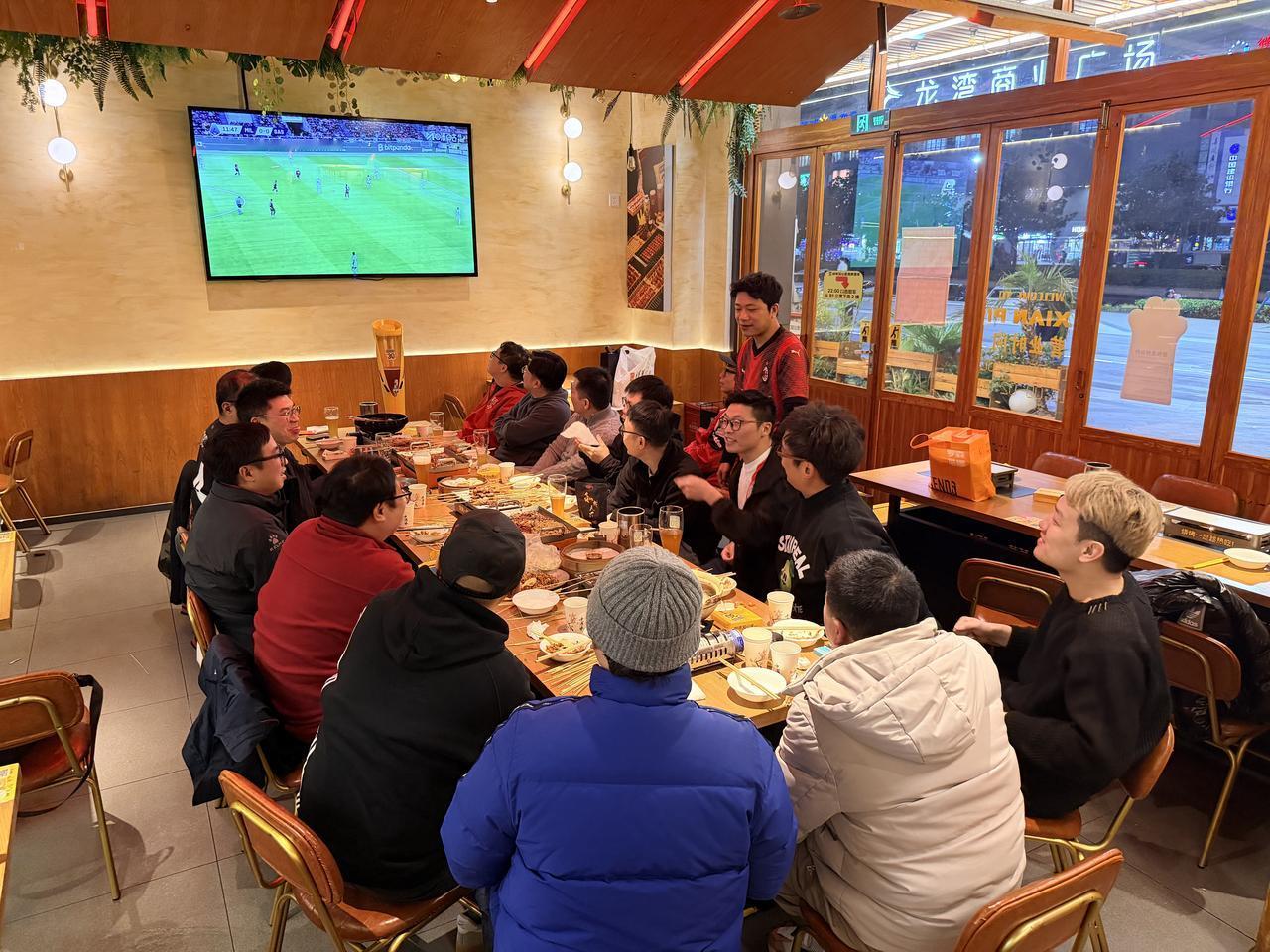 窝火，气愤，丢人。还有那个垃圾裁判，很多时候尺度不一样，都是针对米兰这边。影响米