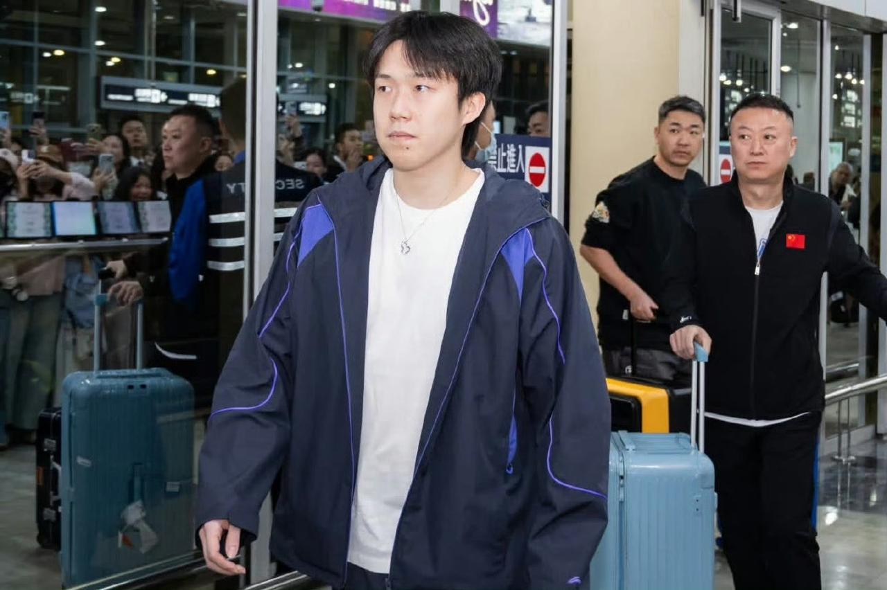 一张是男队领军人物王楚钦，一张是女队领军人物孙颖莎，一张是女队二当家王曼昱，