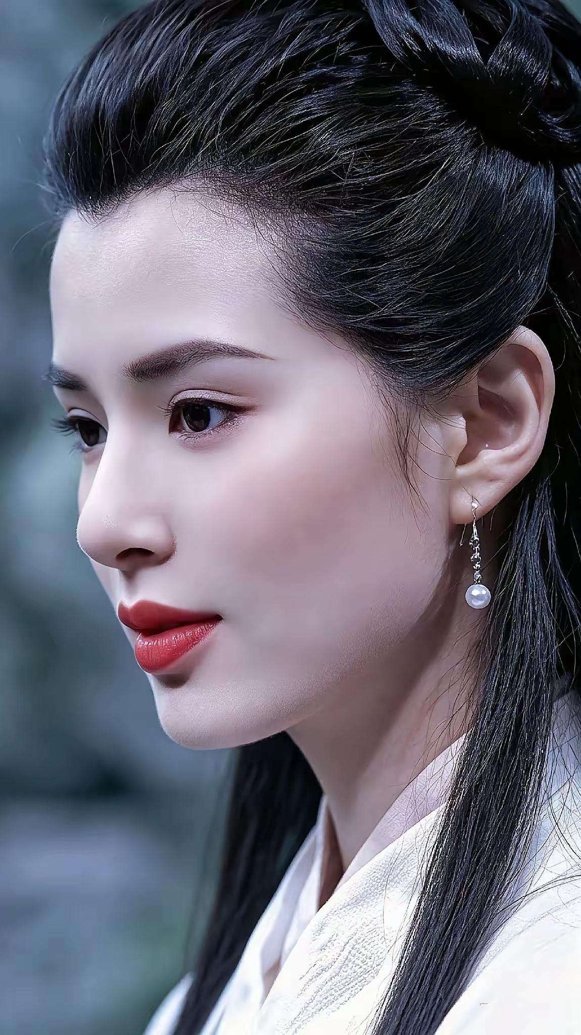 她不是最美的小龙女，但只有她演出了小龙女不食人间烟火的清冷还是李若彤好看，有不