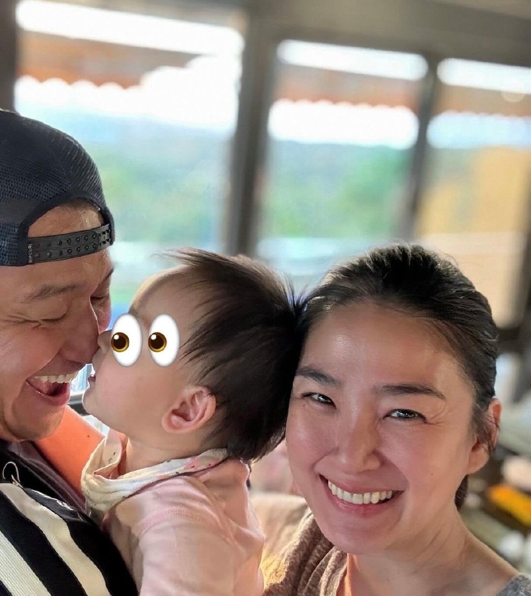 台湾演员洪小铃晒一家三口之照，她完全是素颜出镜，不惧眼角纹和雀斑，也没有整烤瓷牙