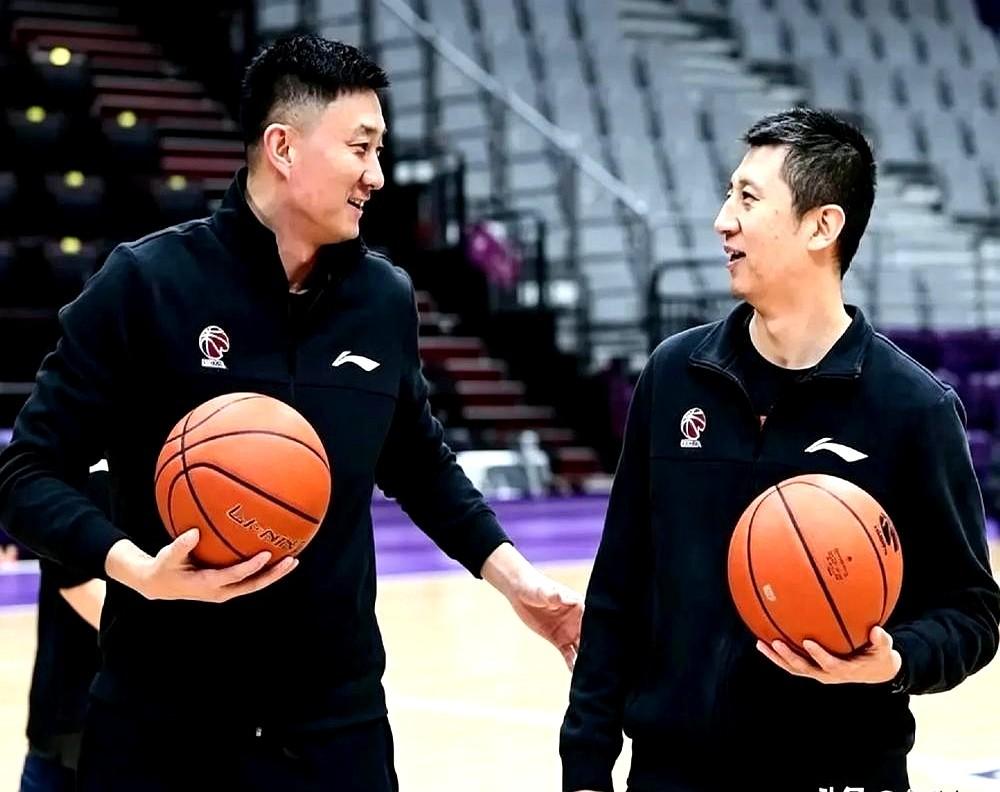 别再说教练了，看看人家日本队来了个什么“狠人”。一个2米08的归化中锋霍金森