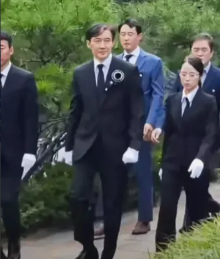 祖国革新党曹国这时候从监狱里面出来，看上去依然神采奕奕的，威风不减，看上去跟没坐