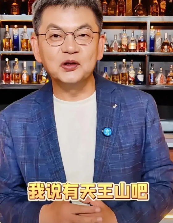 苏群真是撞枪口上了，这时候还要出来竭力帮雷霆和亚历山大辩解。赛后，苏群单独写