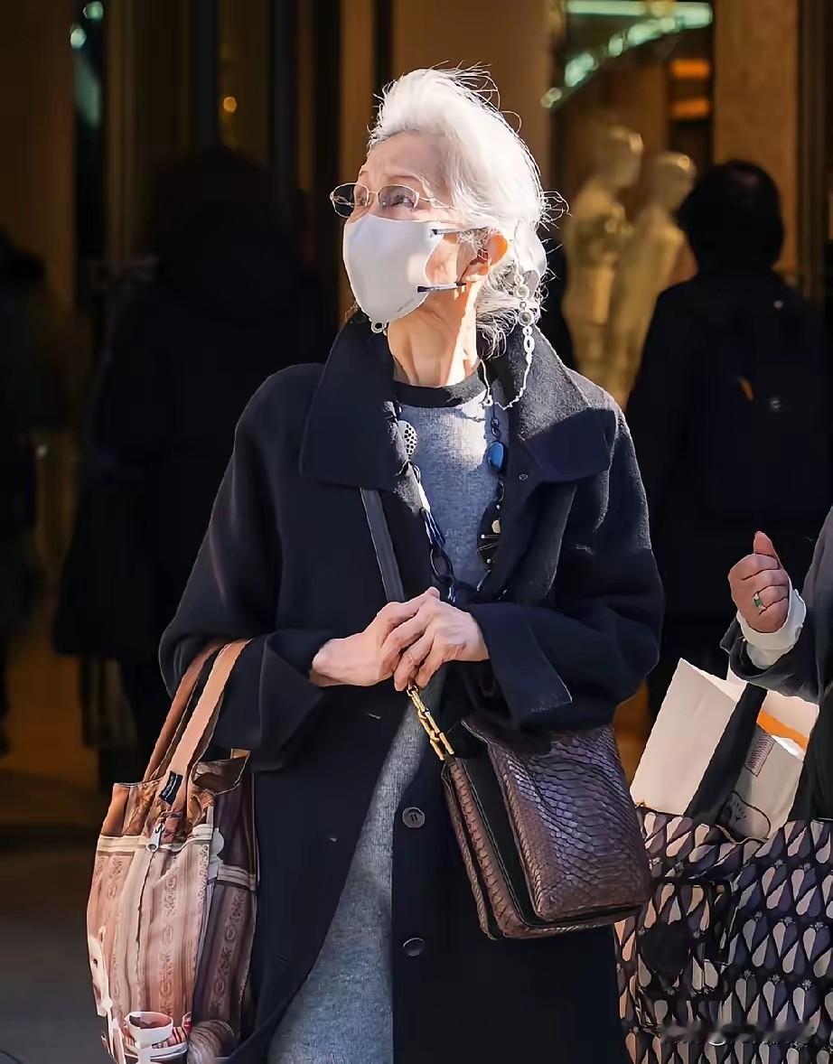 这个老人的头发全白了，用满头银发来形容，真是非常恰当的！虽然老人的岁数已经很大了