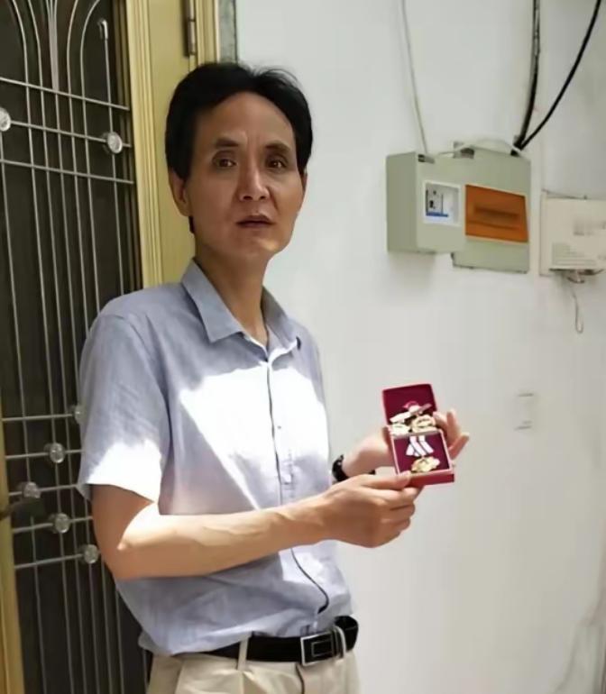 对越自卫反击战一等功臣张长海，在老山前线潜伏3天3夜，全程不吃不喝，大小便都就地