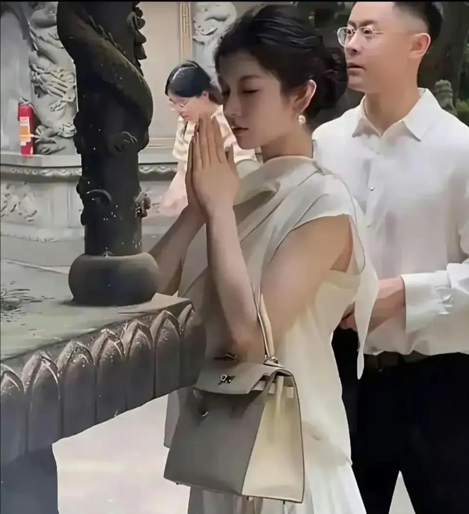 一个包包都好几万，你还缺啥