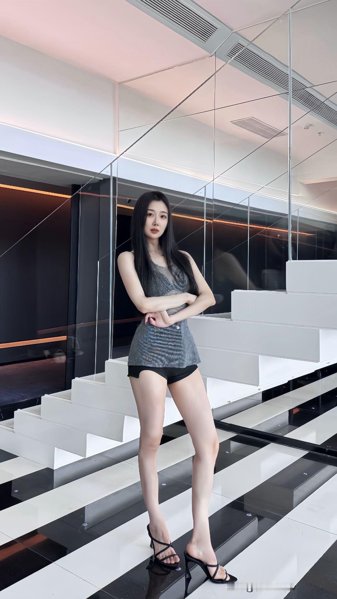 镜中人影动，步步生莲香。祝大家马年健康，开心快乐每一天！漂亮小姐姐大长腿新