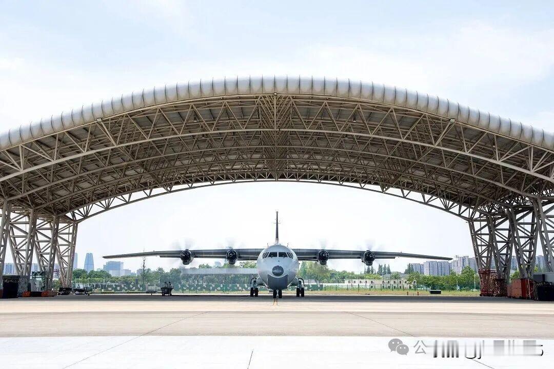 近日，东部战区海军航空兵某部多架战机依次滑出跑道，飞往预定空域进行实投深弹训练。