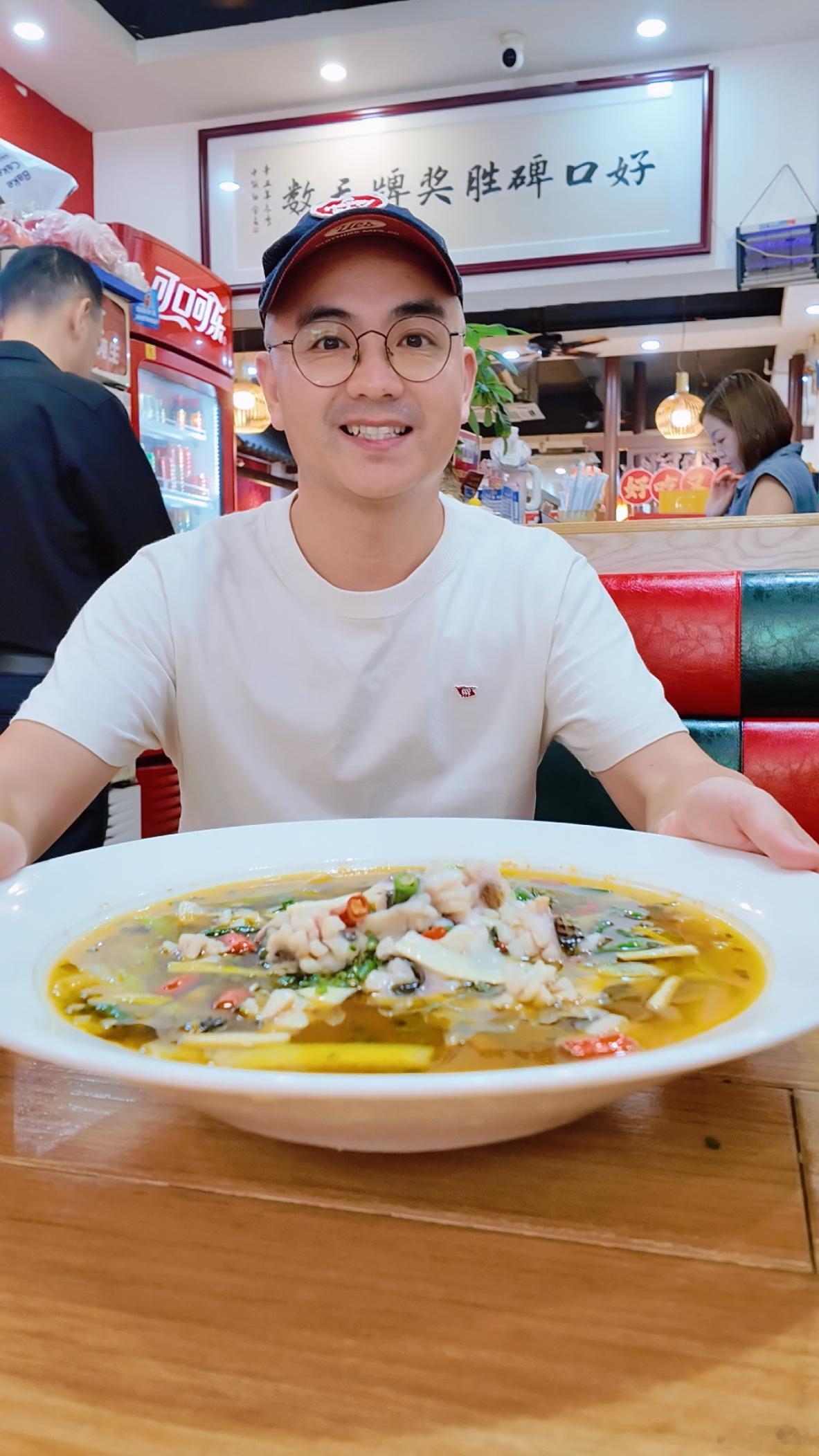 美食探店假期尾声就近探个店，开了很多年的老字号川菜，手抓羊排煲滋补一下。青花椒
