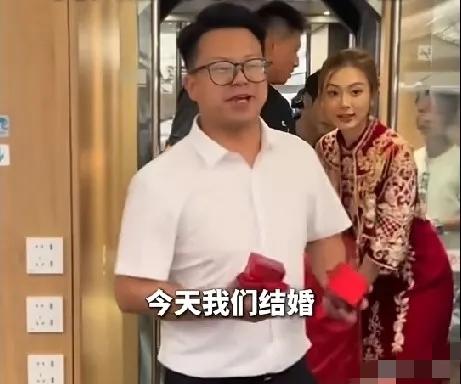 跨越两省的浪漫！贵州姑娘坐高铁远嫁四川，新郎整车厢分发喜糖太暖心近日，贵州