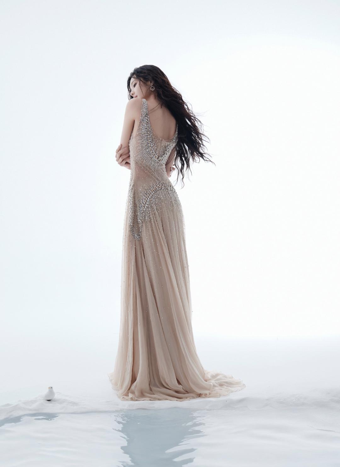 别再信“明星靠脸”这种鬼话了。刚看到李一桐最新大片——她身上那件裸色水钻裙，你