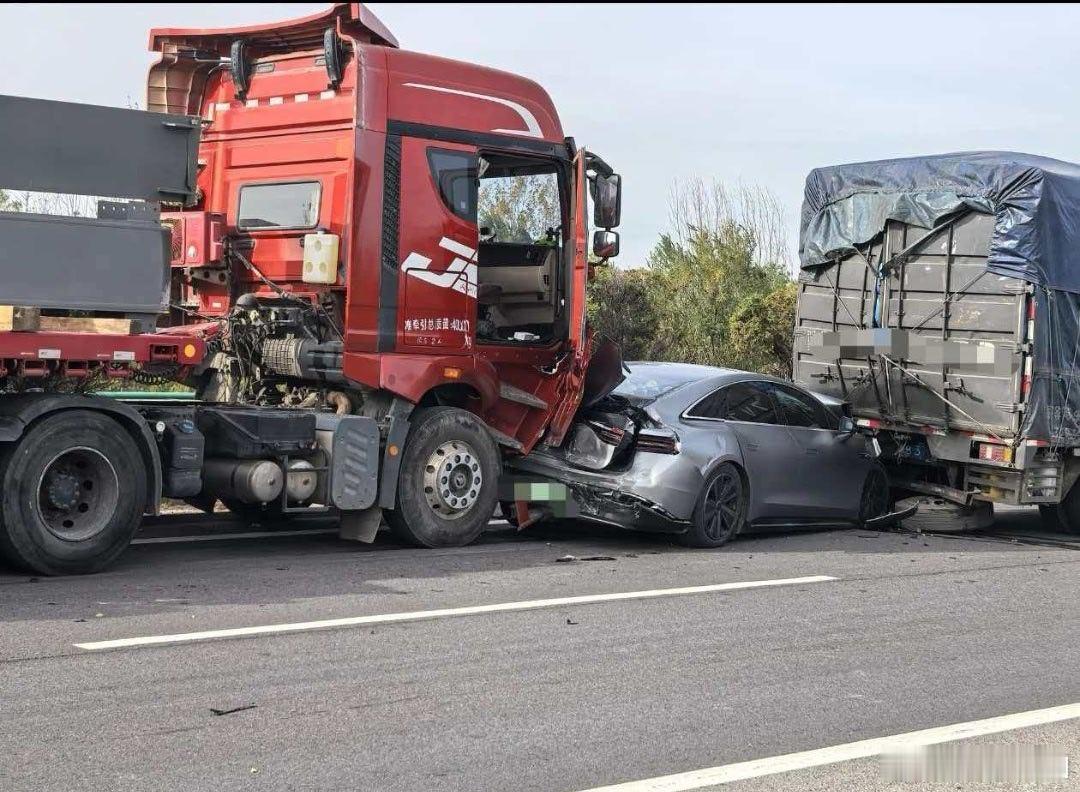 这是一个车祸，但智界S7被前后货车夹攻，仍然能坚持住，我是没想到的！被动安全还是
