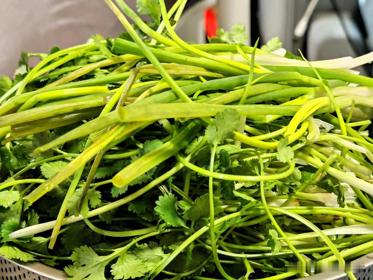 冬天就要吃火锅啊昨天买了，大骨头熬的给高汤，因为不是我做的昨天吃了一天，今