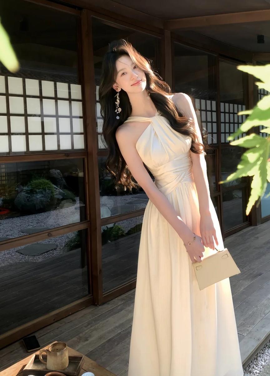 矜贵东方美，一眼万年的白月光裙 这条挂脖式缎面长裙，完美诠释了“秋水为神玉为