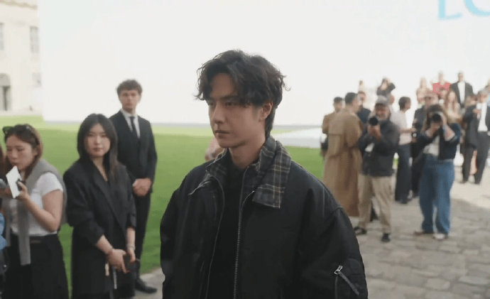 #罗意威直播镜头里的王一博#王一博罗意威大秀排面，罗意威直播镜头里的王一博，谁懂神图也是稳稳的帅气，