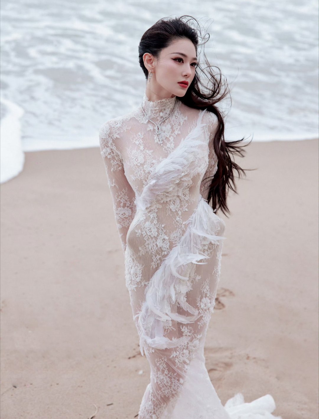 张馨予海边美人鱼张馨予的海边美人鱼造型堪称惊艳,每一套都美得让人移不开视线。她时