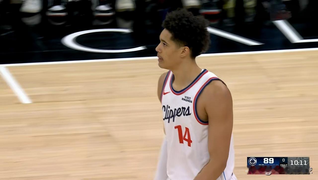 快船新秀尼德豪泽绝对配得上更多的上场时间！在今天快船客场以110：138输给公牛