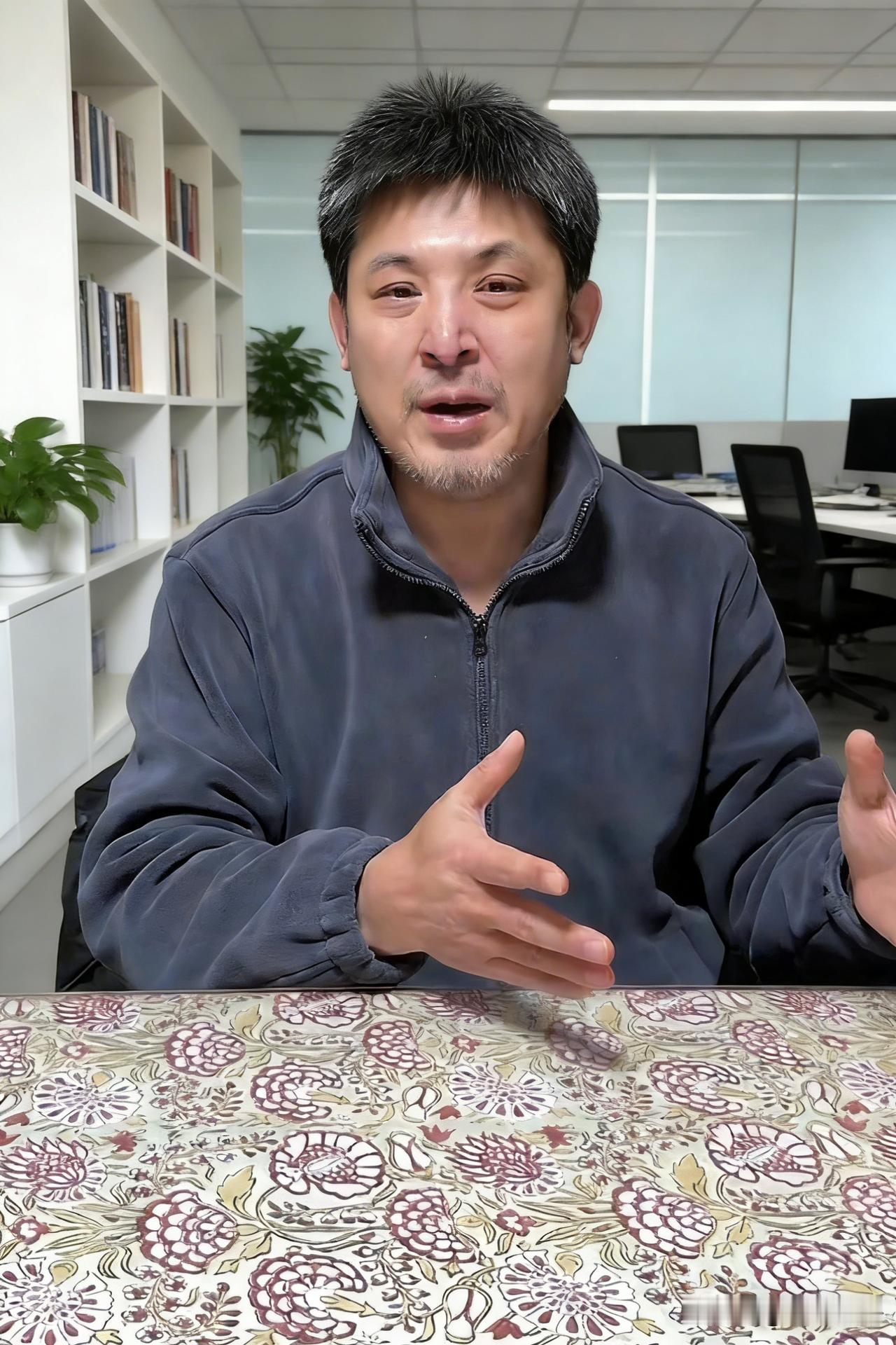 孙涛哭了。1月23日，他在直播里眼眶发红，声音发抖，第一次正面回