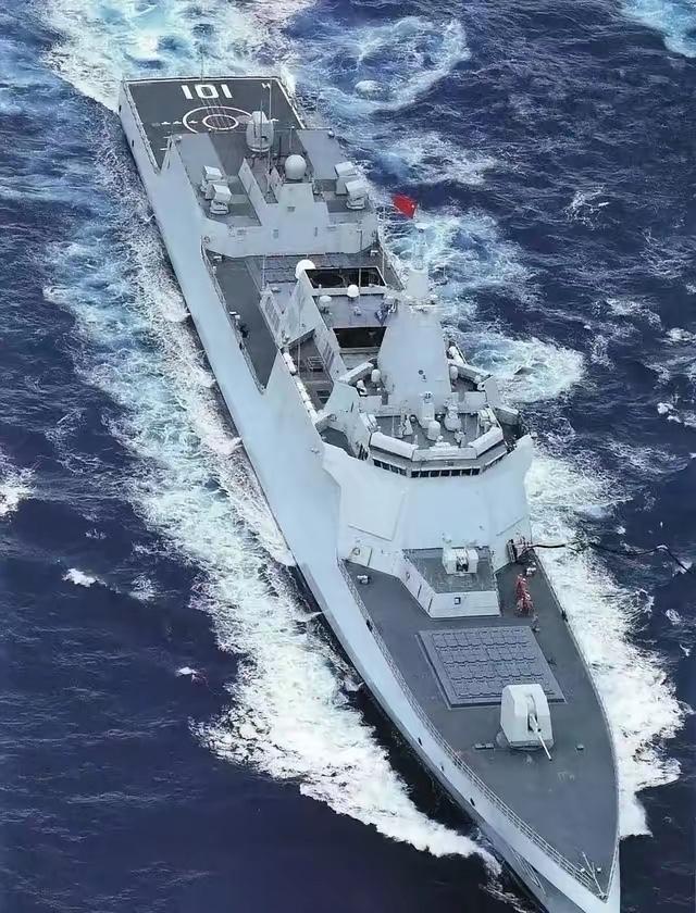 明朝万历年间，礼部有个负责文书的小吏，穷得生活不下去了。正好赶上年末，眼看连年都