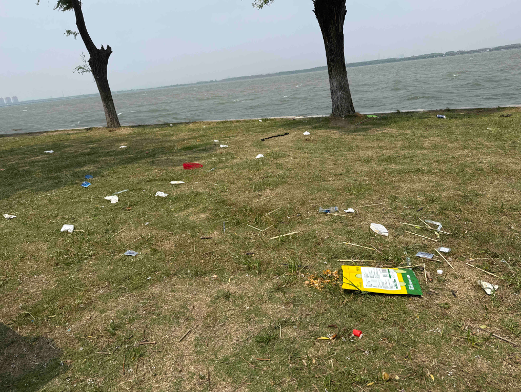 阳澄湖边上的恶心现象今天闲来无事，到阳澄湖逛逛！结果发现的情况让人很不爽！