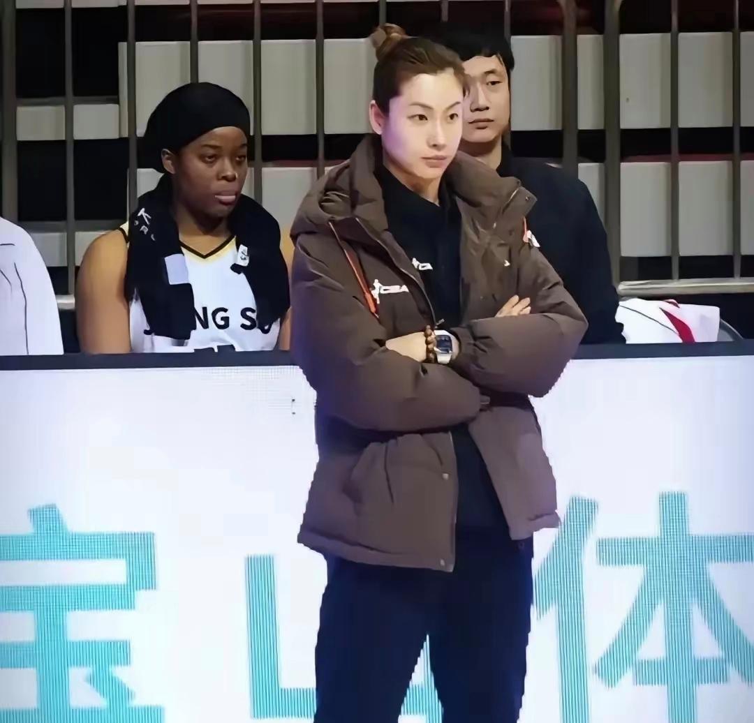 中国女篮若想换帅，目前来看最适合的人选，以下五选一：1、苗立杰：最具革新想象