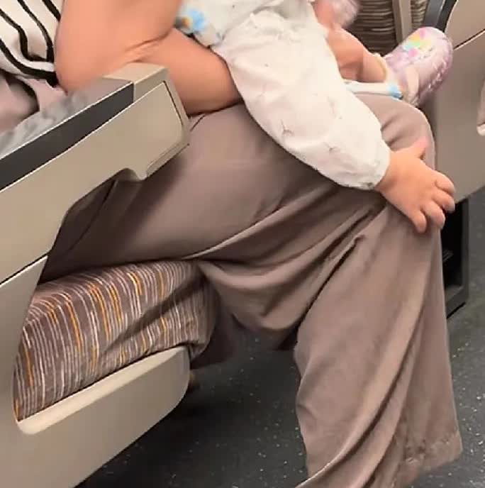真的忍不了了一女子坐高铁的时候，突然闻到了不好的味道结果就在自己的前面，
