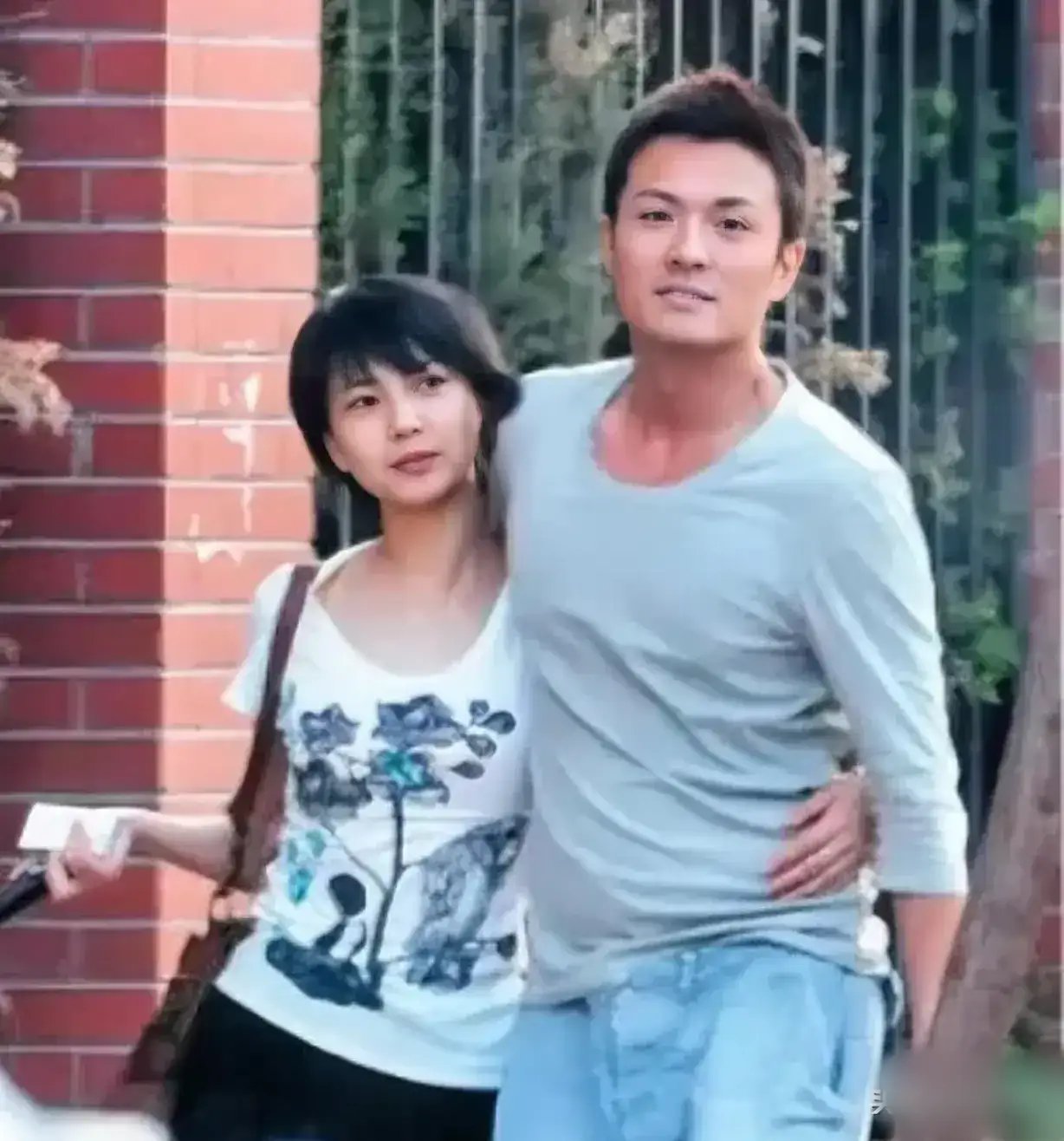 一次访谈，高圆圆被问到：&34;你当时和于小伟分手，是因为他总是在外面偷腥吗？&34;高圆圆苦笑一声