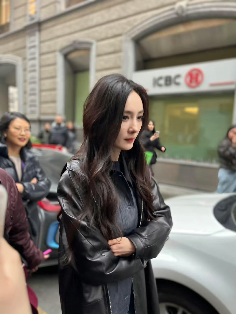 杨幂米兰状态杨幂热心市民杨幂热心市民上线，杨幂米兰状态也太好了吧，牛仔套装搭配