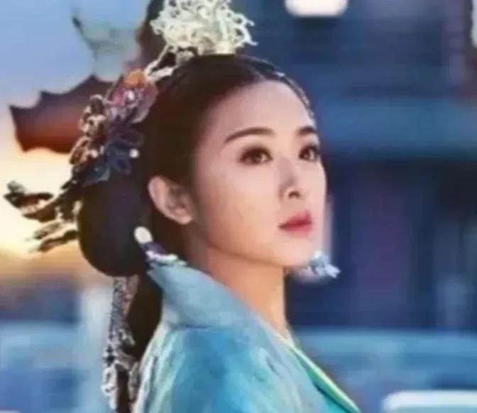 242年，已经登上皇位的孙权，每天过着奢侈无度的生活，相伴左右的除了美酒就是美女