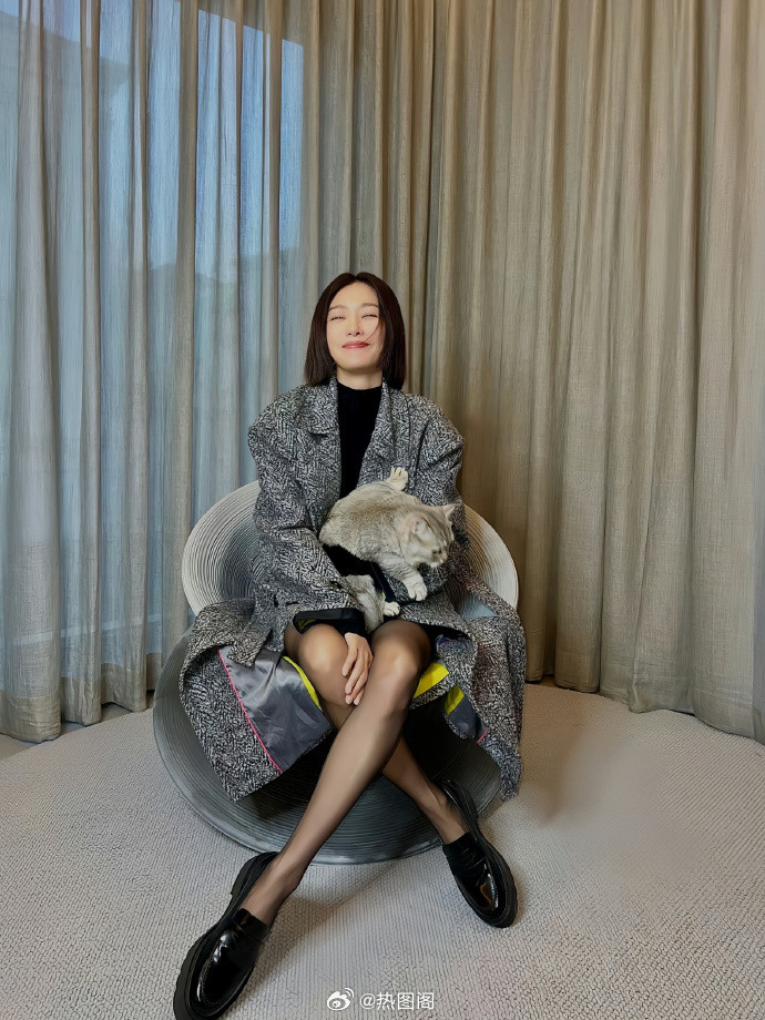 秦岚姐姐的黑丝美腿真的太美太性感了秦岚