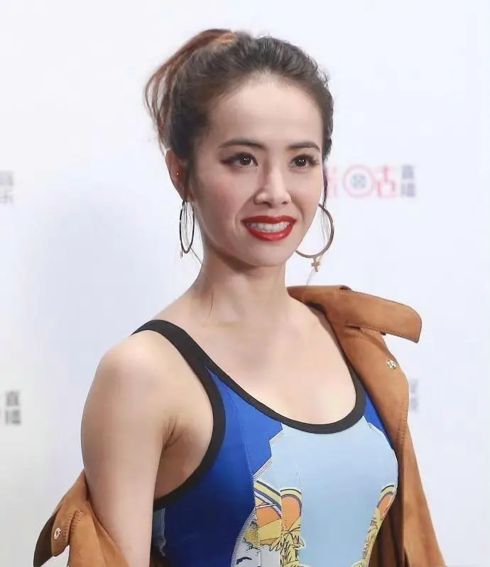 44岁蔡依林泳衣内穿怼脸生图，惊艳众人！