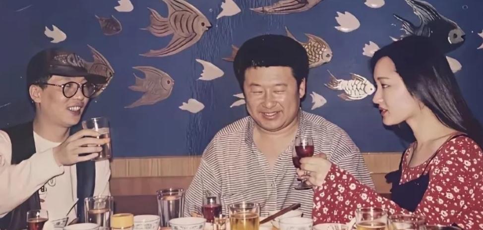 杨钰莹，90年代陪两个男人一起喝酒的一幕，看得出那个时候她非常年轻漂亮，然而酒局