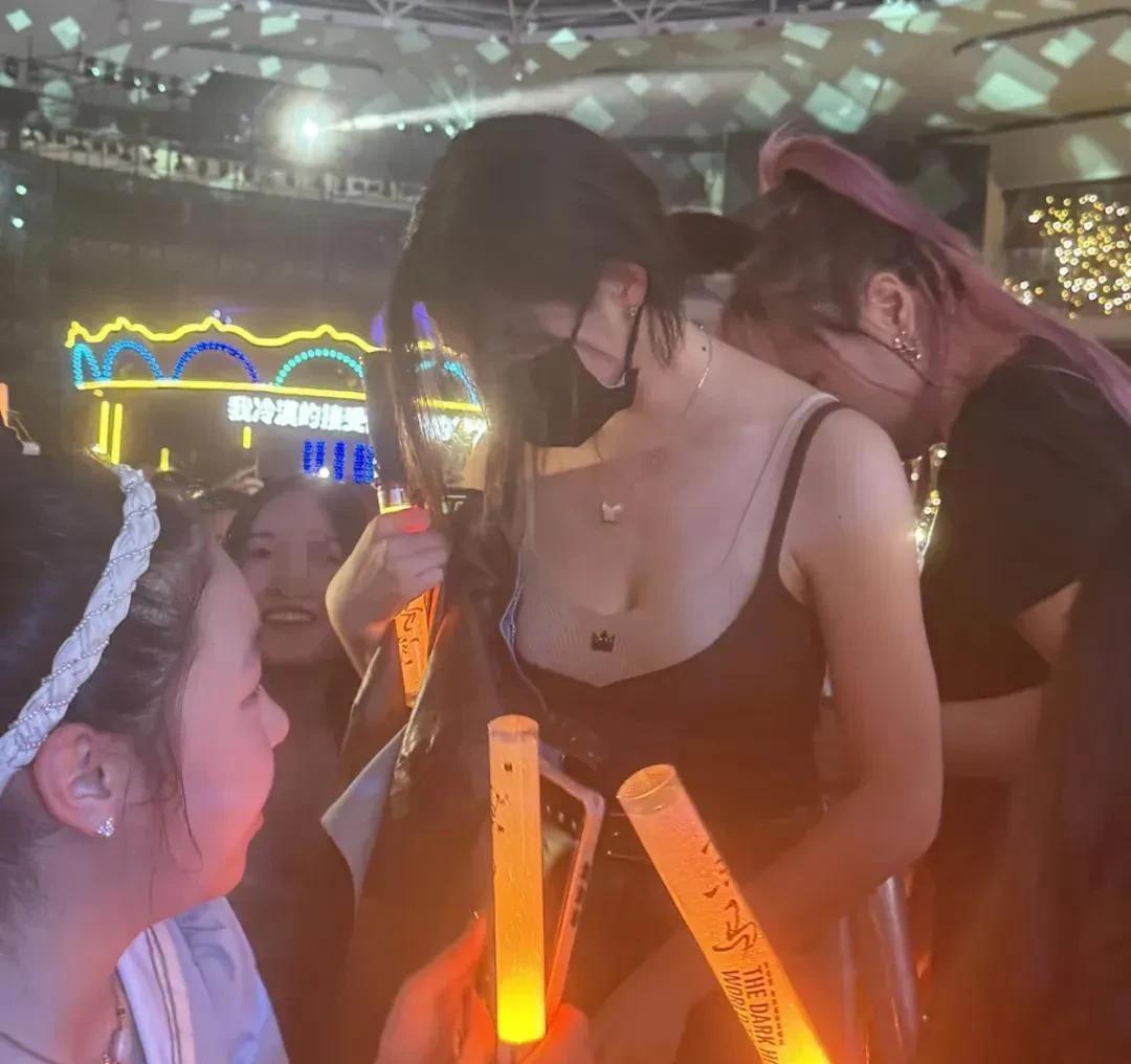 陈妍希这吊带，是加了一件肉色打底吗？