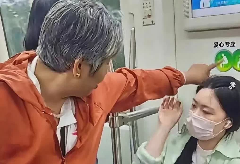 为什么上海地铁上又出年轻人和老年人争坐的事情呢？穿红衣服老年人指着“爱心专座”标