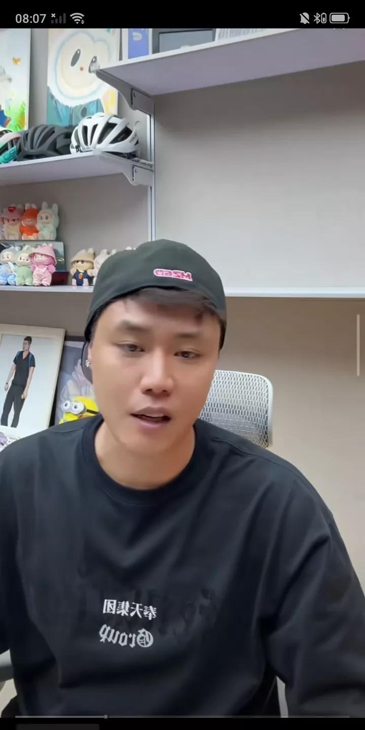 前辽篮球员贺天举直播间与球迷互动，被问道如何看待张镇麟被交易时，贺天举说：像张镇