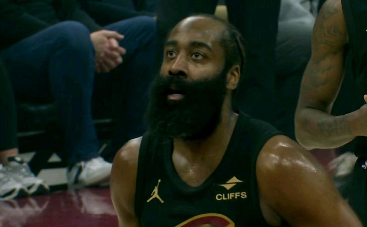 撕开一个真相：骑士队没有一个真正的“得分手”，却把全联盟的防守轰得稀碎。米切尔