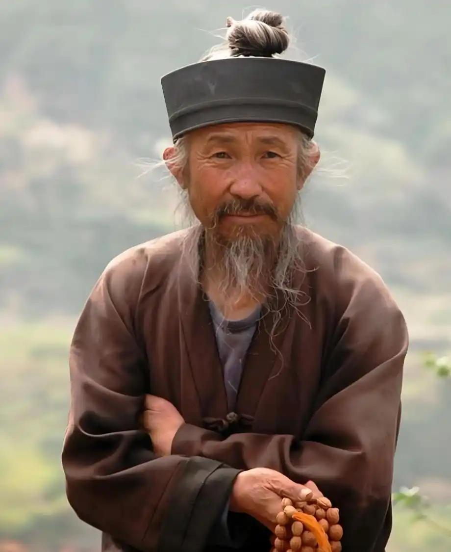 曾经拜访过一位隐世老道，他一番话治愈了我所有的执念。老道对我说，你把人生弄反了