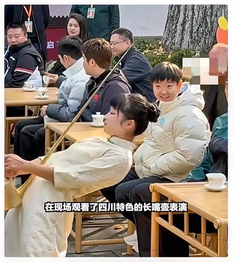 孙颖莎武侯祠看呆非遗茶艺！“小魔王”反差萌出圈，这才是顶流该有的样子赛场