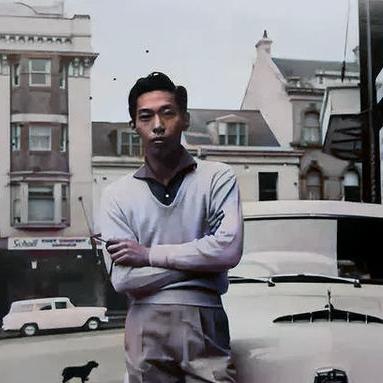 50年代，杜月笙儿子杜维善，在澳洲留学期间，购买了一辆小轿车，于是留下这一张合影