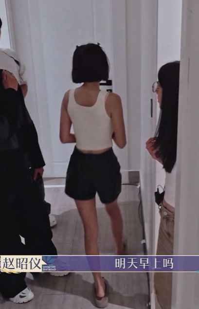 秦岚真实的身材原来是这样，感觉也很普通啊，走路还是外八字，这跟看到的精修照