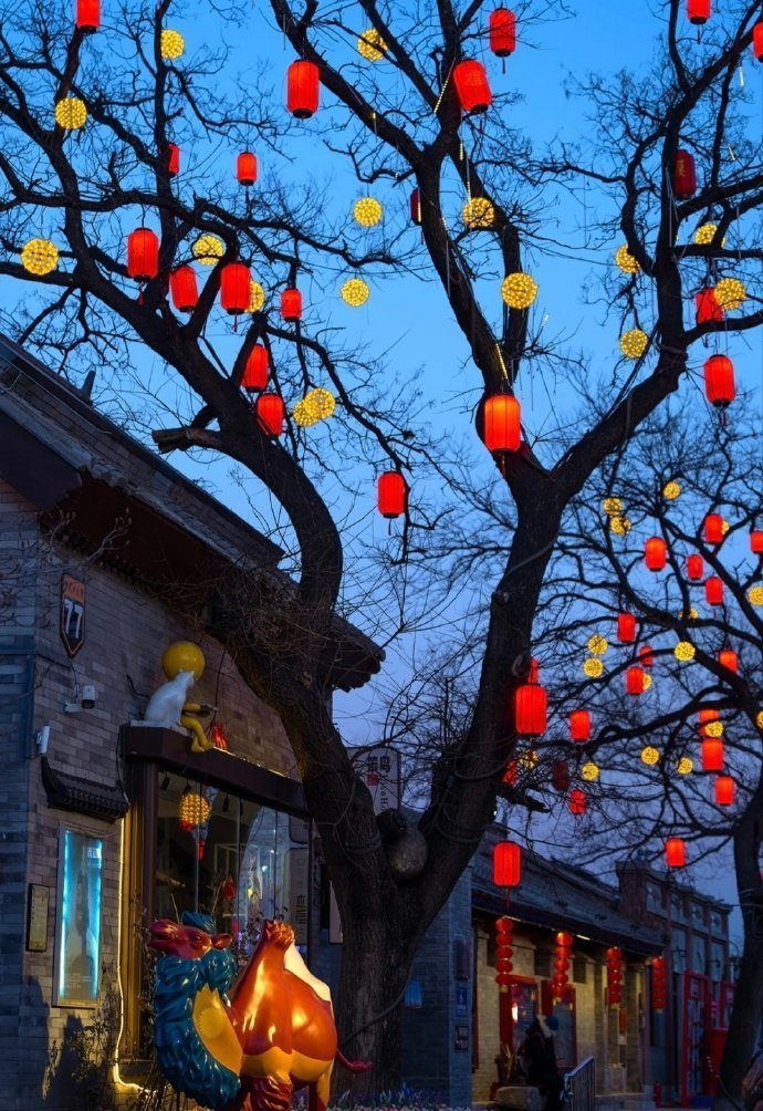 月上柳梢头，人约黄昏后。