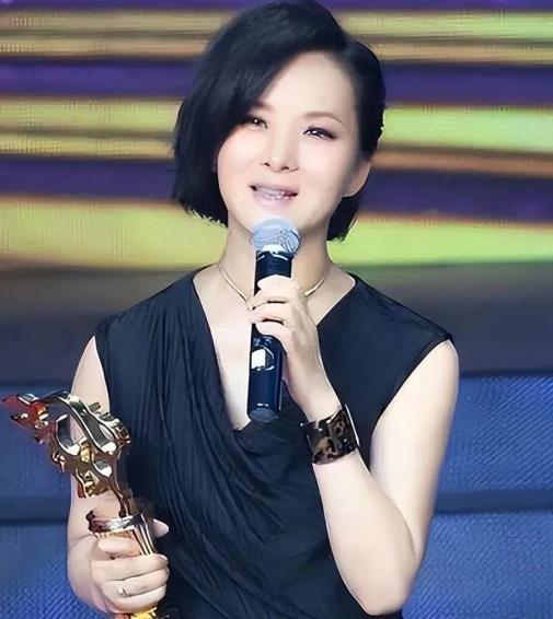 吃里扒外！她定居美国13年，回国捞金惨遭“驱逐”，53岁活成了笑话。2023