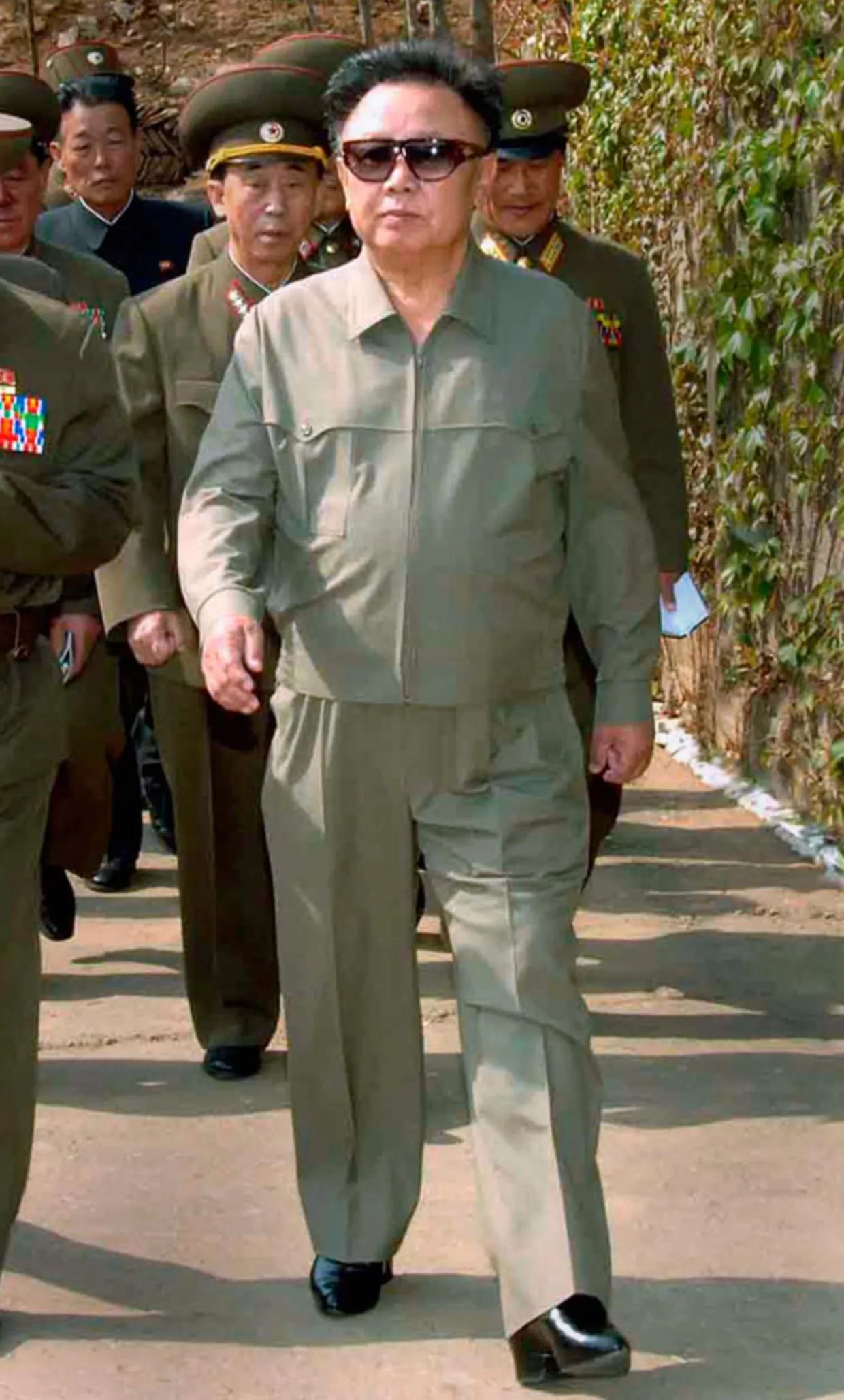 革命与同志2004年4月的一天，伟大领导者金正日同志跟干部们交谈，就革命的同志