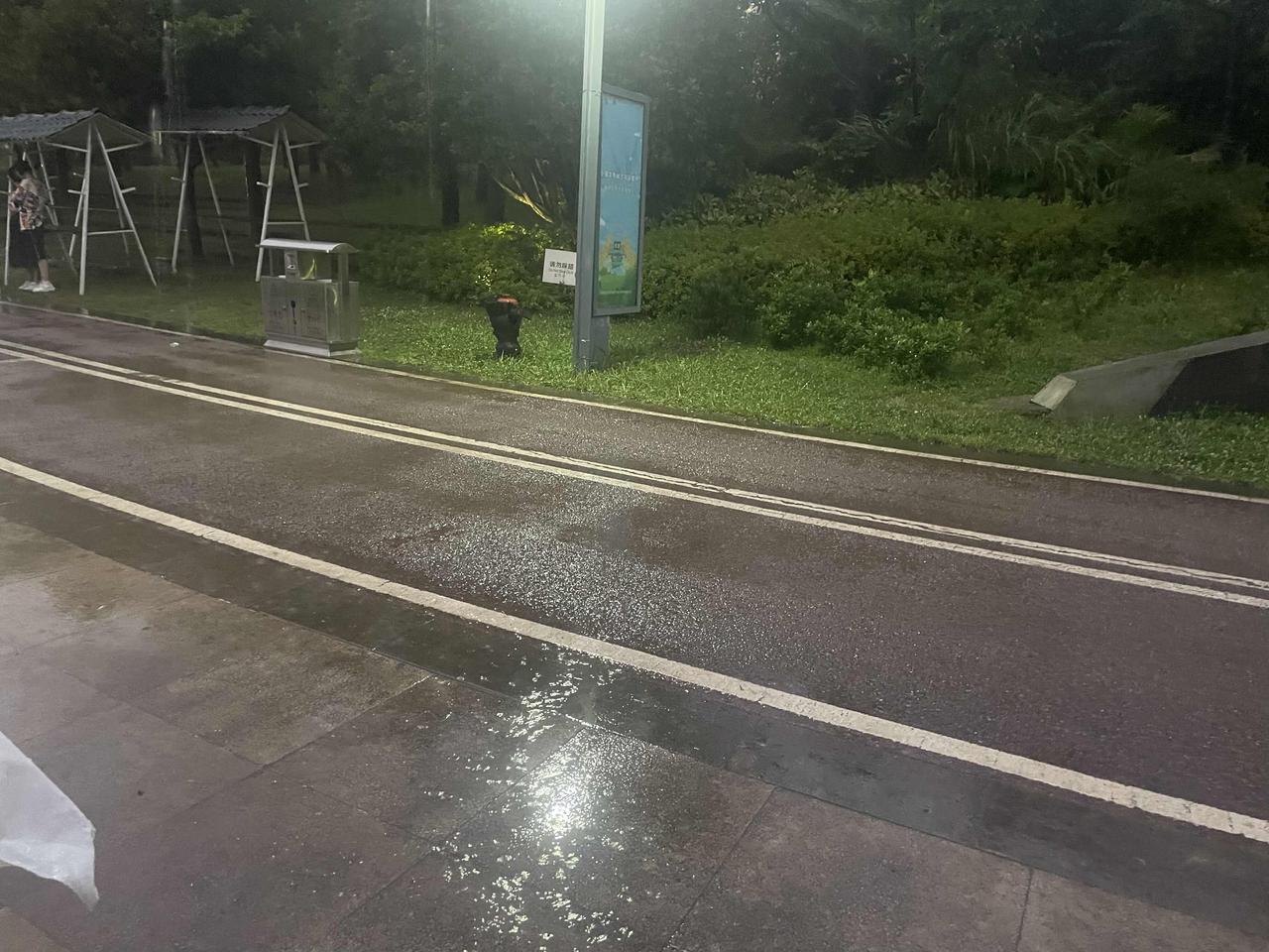 贵阳天气不按常理出牌这几个月来贵阳旅游的人很多，网上有夸张的形